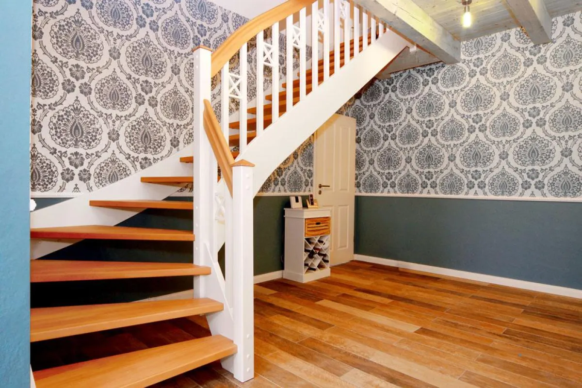 Die Wangentreppe im Landhausstil ist robust und sicher. (Foto: STREGER)