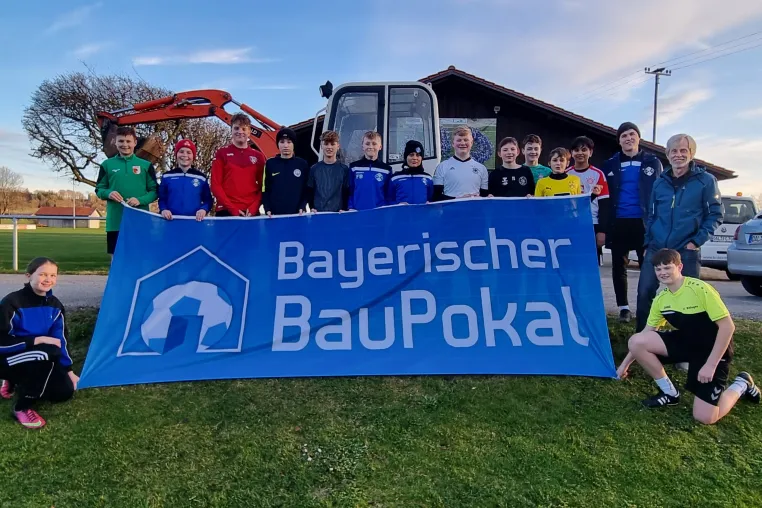 Obermeister der Bauinnung Kaufbeuren übergibt Siegerpreis des „BauPokal Starter-Quiz“ an den FC Blonhofen Bild: Obermeister der Bauinnung Kaufbeuren übergibt Siegerpreis des „BauPokal Starter-Quiz“ an den FC Blonhofen