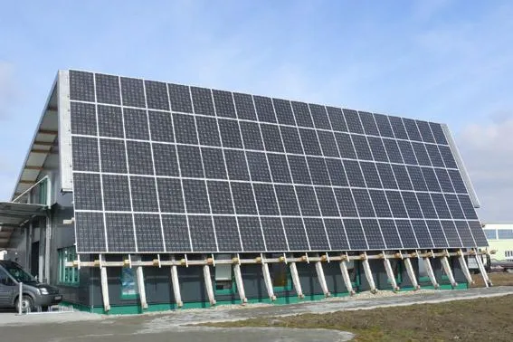 Bild: Plastikkartenspezialist setzt mit leistungsstarker Photovoltaik-Anlage auf umweltfreundliche Energie