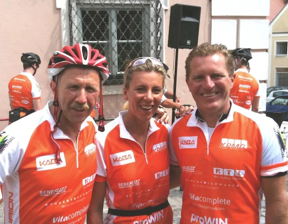 Lensspirit-Geschäftsführerin Swetlana Reiche (Mitte) mit Beneflizz-Initiator Hubert Schwarz (li.) und Radprofi Jens Heppner (re.)