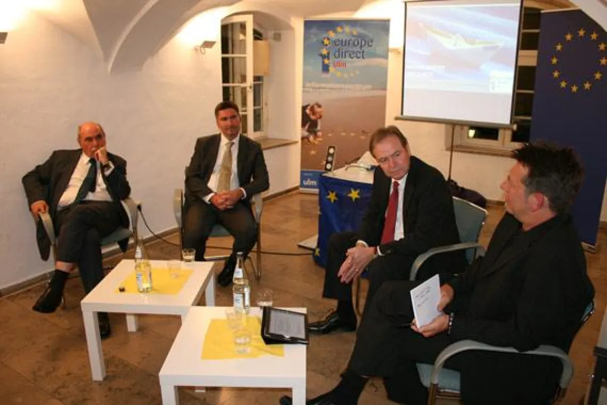 v.l.n.r.: Ulmer OB Ivo Gönner mit ESB-Professor Dr. Rolf Daxhammer und Manfred Oster, Vorstandsvorsitzender der Sparkasse Ulm