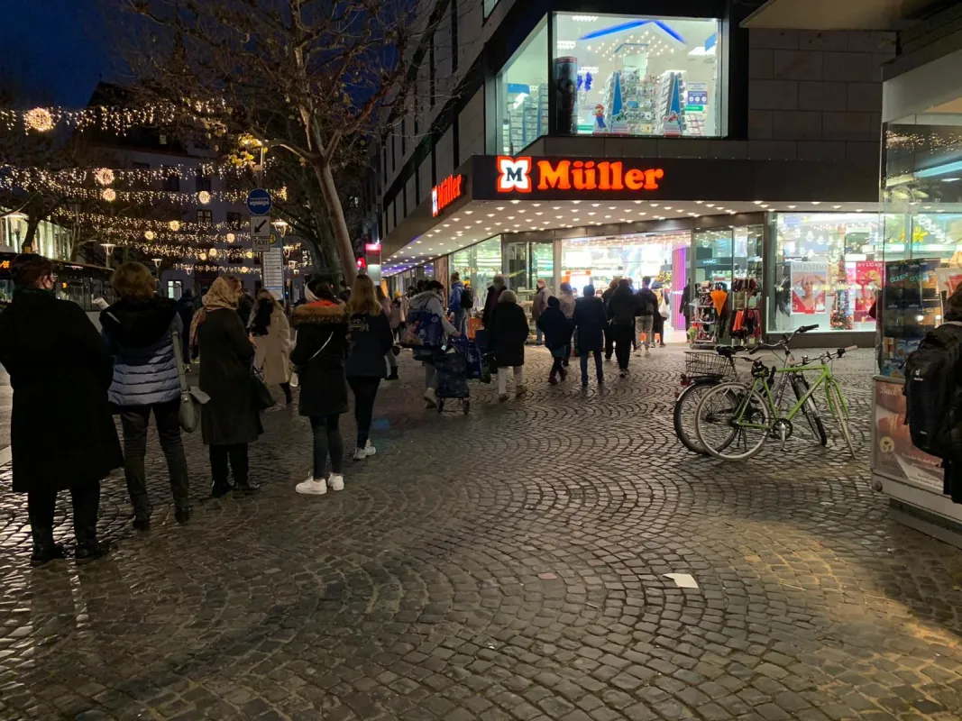 Lange Schlange vor der Müller-Drogerie in Mainz | Foto: Boost your City | Dennis Weber