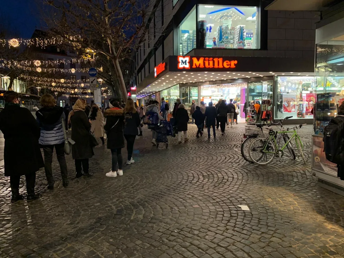 Lange Schlange vor der Müller-Drogerie in Mainz | Foto: Boost your City | Dennis Weber