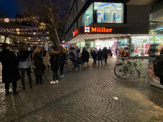Bild: Lange Schlangen in Mainz und Polizeikontrollen in der Innenstadt