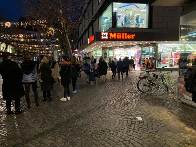 Bild: Lange Schlangen in Mainz und Polizeikontrollen in der Innenstadt