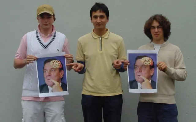 Bild: Düsseldorfer JuLi ersteigert bei Ebay Supergehirne und lädt Bundeskanzler Schröder zum Gedächnistraining ein