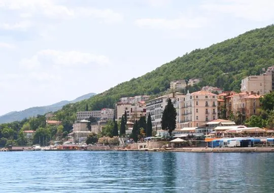Bild: Kroatischer Urlaubsort Opatija erstrahlt mit seinem Strand Slatina in neuem Glanz