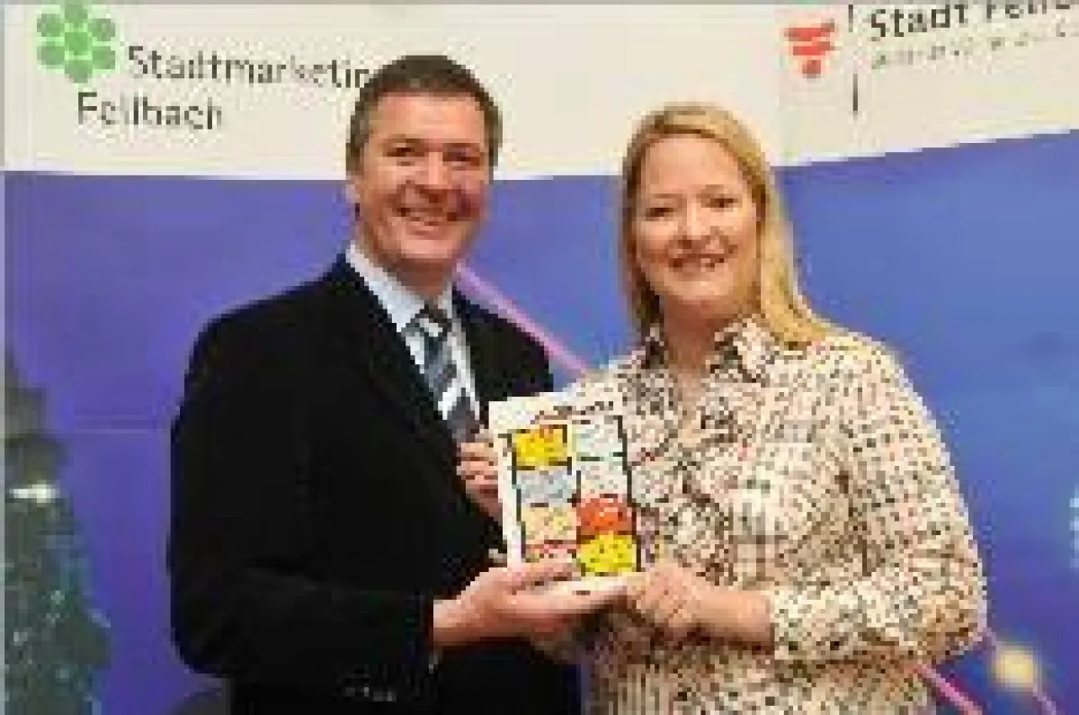 Bei der Buchübergabe: Christoph Palm, OB von Fellbach und Verlegerin Christiane Doumanas