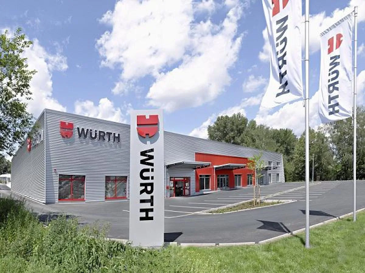 Losberger Pultdach-Halle für neue Filiale von Würth, 100 mm Sandwichelemente in Dach und Wand  mit d