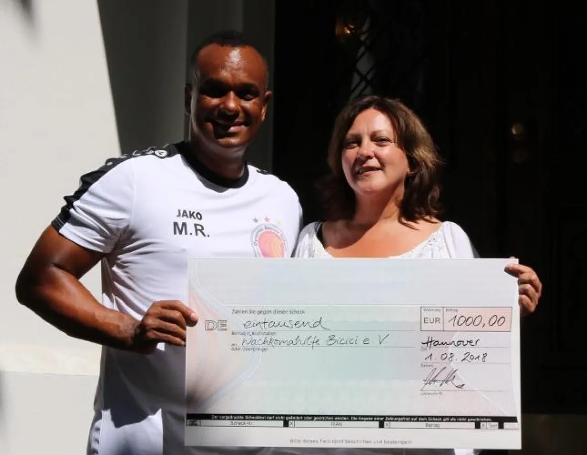 Martin Rietsch überreicht Spendenscheck der Dynamic Soccer School an Wachkomahilfe Bicici e.V.