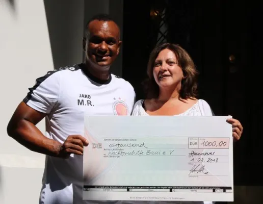 Bild: Dynamic Soccer School spendet für Hakan Bicici