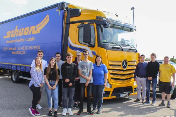 Bild: Neun neue Auszubildende verstärken das Schuon-Team