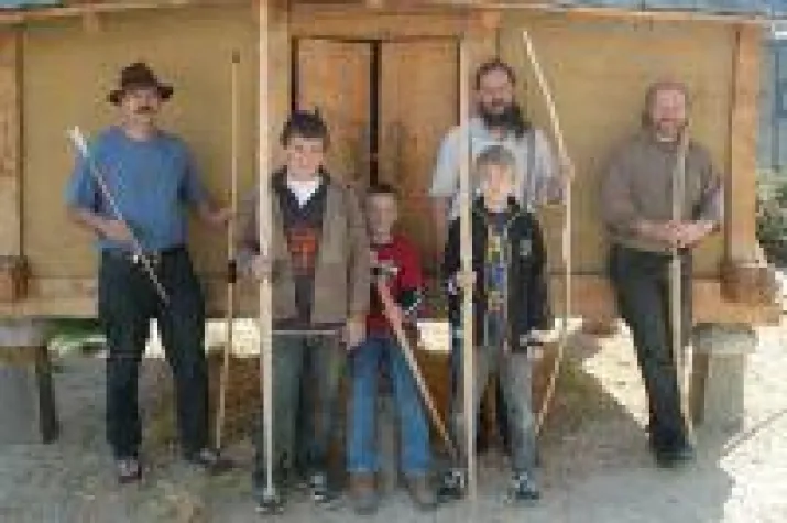 Bild: Kreatives Angebot für große und kleine Bogenbauer: Bogenbaukurse im Alamannenmuseum Ellwangen