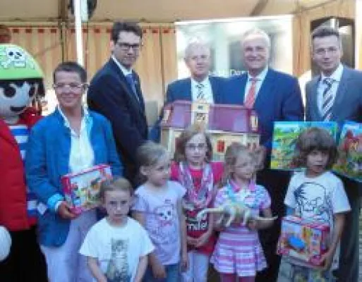 PLAYMOBIL-Spende für Ronald McDonald Häuser in Deutschland Bild: PLAYMOBIL-Spende für Ronald McDonald Häuser in Deutschland