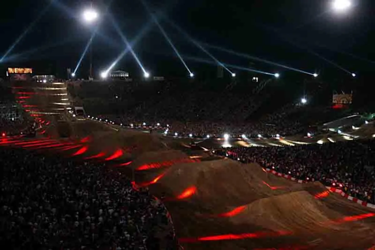 Finaler Stopp der Red Bull X-Fighters Series 2008 in Warschau (Foto: © Lukasz Kubiak und Piotr Basek, TSE Laser Light & Sound, frei zur Veröffentlichung bei Namensnennung)