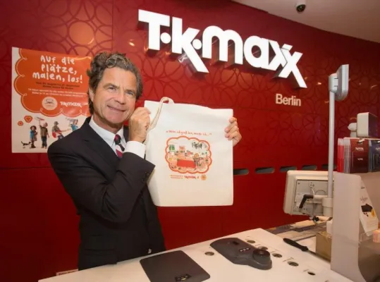 Bild: Charity-Taschen von TK Maxx in neuem Look: „Autorin bei der Arbeit“