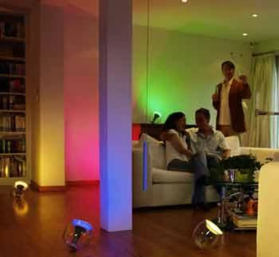 Farbiges Licht wirkt positiv auf die Stimmung. Das Farbenspiel roter, grüner und blauer LEDs funktioniert nach dem RGB-Muster.	 (Bild: licht.de)