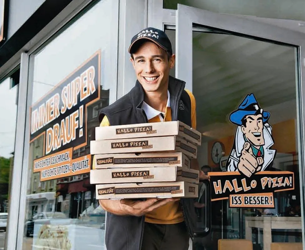 Im Einsatz: Der Hallo Pizza Bote bringt leckere Speisen ins Haus