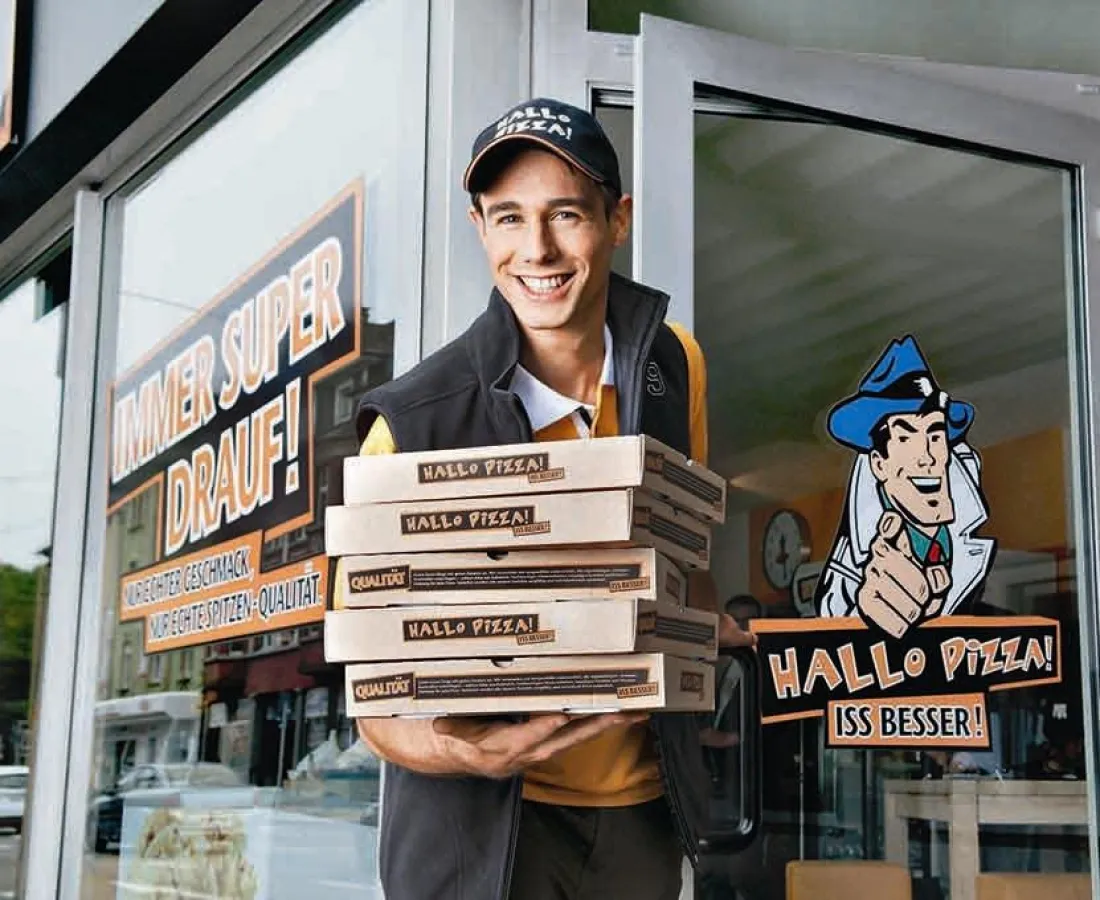 Im Einsatz: Der Hallo Pizza Bote bringt leckere Speisen ins Haus