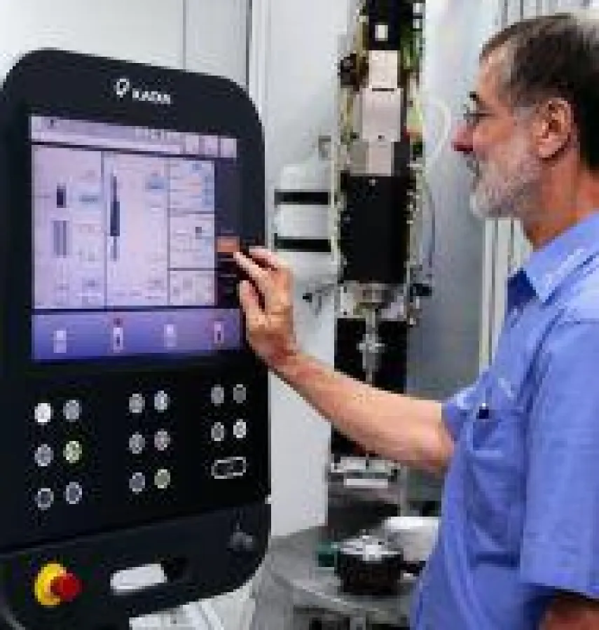 Mit der HMC100-Maschinensteuerung holt der Bediener das Maximum aus seinen LH-Honspindeln heraus.