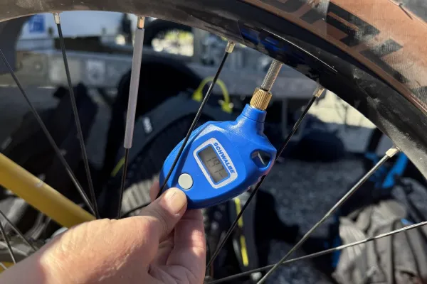 Bild: Wie falscher Reifendruck beim Mountainbiken zum Sicherheitsrisiko wird