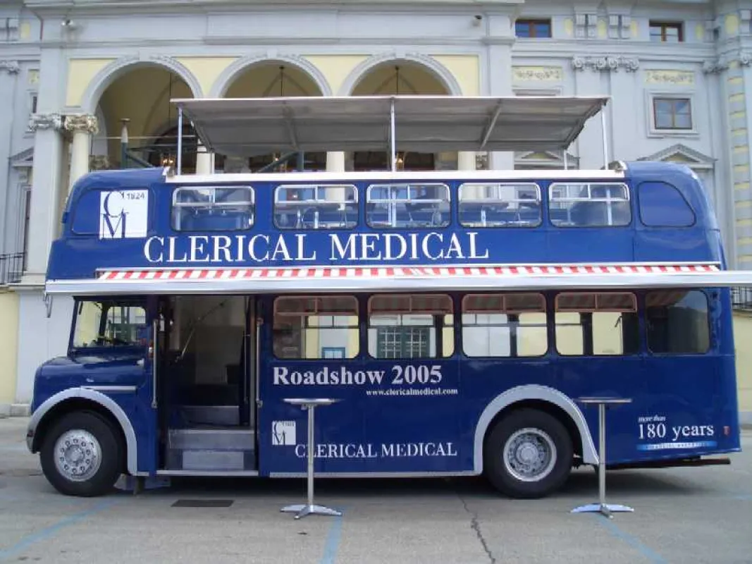 Kennzeichen der Clerical Medical Roadshow: der blaue Doppeldecker-Bus.