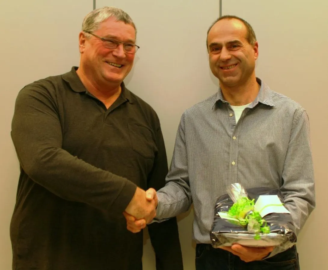 Logistikleiter Thomas Zehnder (links) gratuliert Georg Hahn zu 25 Jahren im Hause Kräuter Mix.