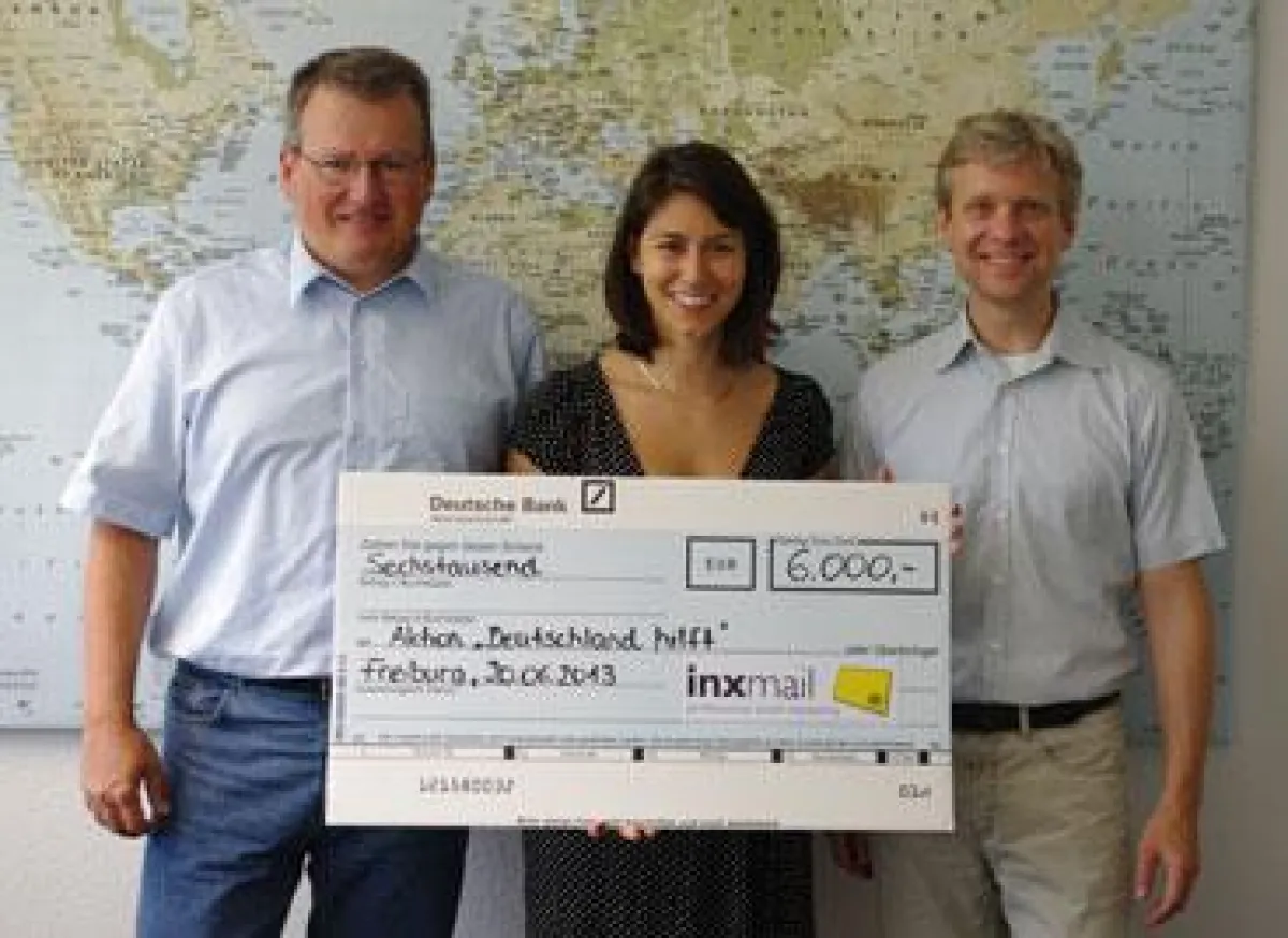 Christina Roumeliotes stellvertretend für alle „Inxmailer“ mit den Geschäftsführern Peter Ziras und