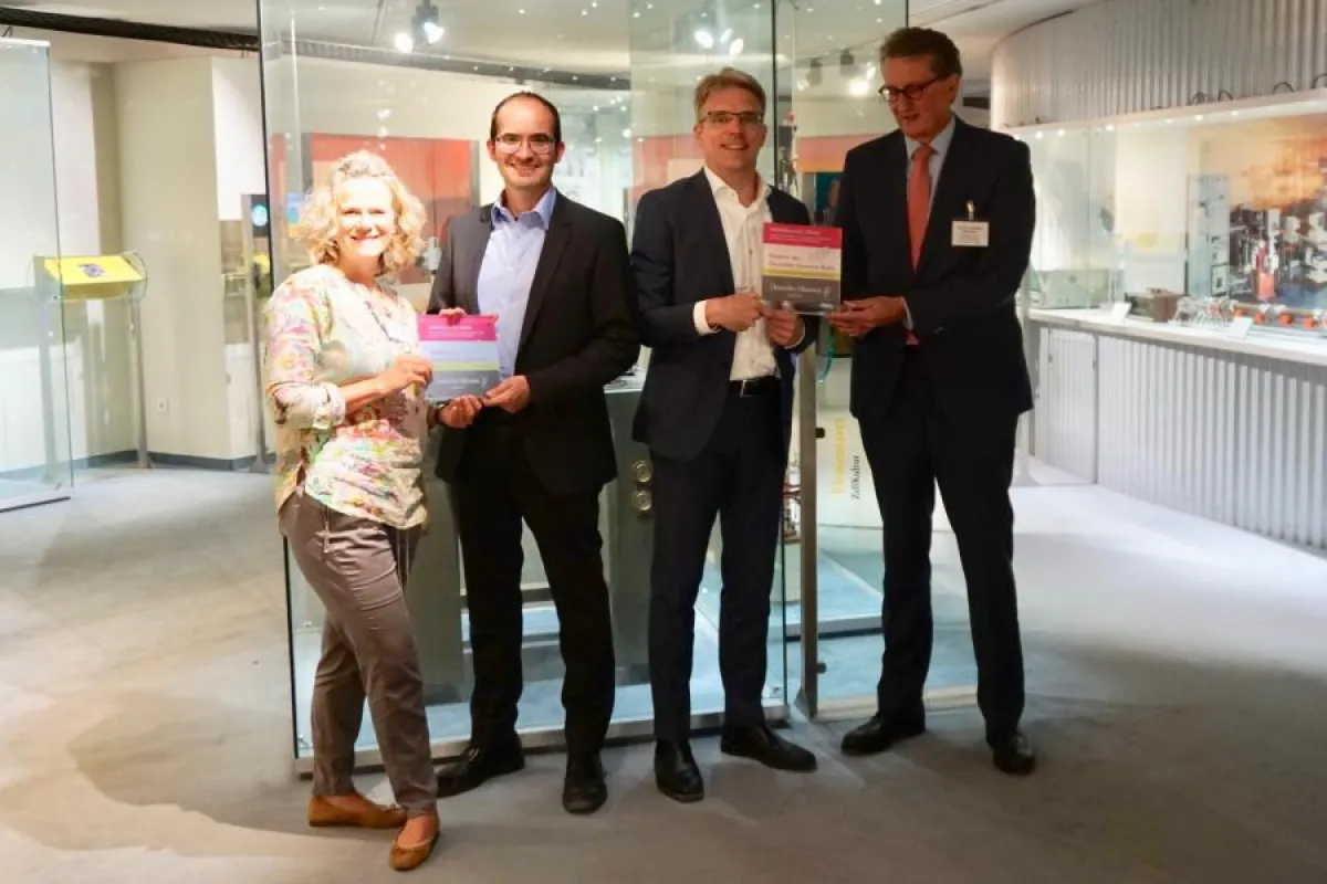 Bildunterschrift: Andrea Niehaus, Martin Bernemann, Martin Schulze, Stephan Wimmers (Foto: Dr. Chri