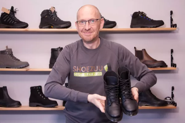 Mikrofaserstoffe für Schuhe: Shoezuu setzt auf nachhaltige Alternativen zu Leder Bild: Mikrofaserstoffe für Schuhe: Shoezuu setzt auf nachhaltige Alternativen zu Leder