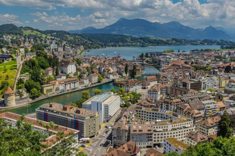 Bild: Vintage-Shopping in Luzern: Sebastian Vetter und Schönheitschirurg Dr. Thomas Vogel auf Schatzsuche