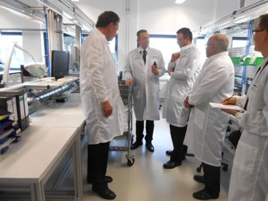 Bild: Bundestagsabgeordneter Dr. Pfeiffer besucht Metallux: Informativer Austausch zwischen Wirtschaft und Politik