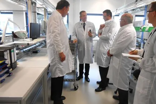 Bundestagsabgeordneter Dr. Pfeiffer besucht Metallux: Informativer Austausch zwischen Wirtschaft und Politik Bild: Bundestagsabgeordneter Dr. Pfeiffer besucht Metallux: Informativer Austausch zwischen Wirtschaft und Politik