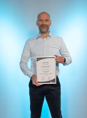 Bild: Mercedes-Benz Consulting GmbH mit Regional-Auszeichnung „Gesunder Arbeitgeber 2022/23“ geehrt