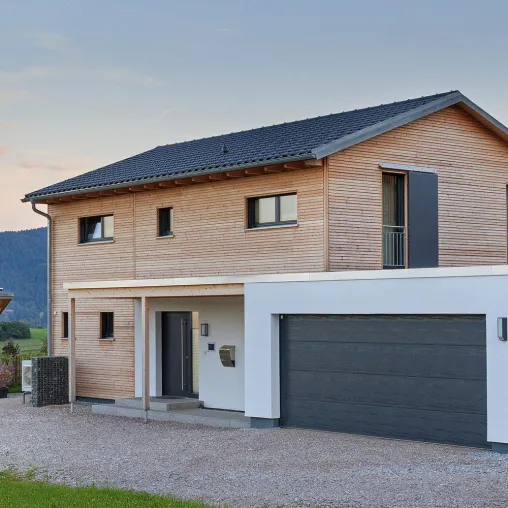 Bild: Modernes, ökologisches Familienhaus für Naturverbundene