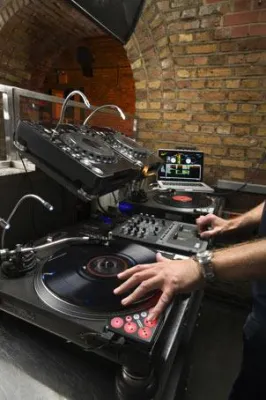 Bild: Novation liefert Dicer aus: Der perfekte Cue-Punkt- und Loop-Controller für DJs ist ab sofort verfügbar