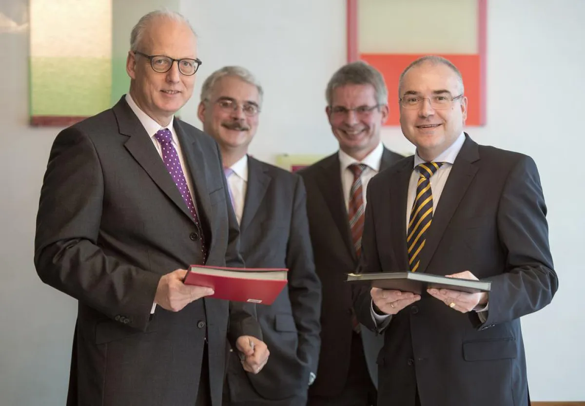 Im Bild zu sehen (von links): Prof. Dr. Klaus-Günter Klein, Vorstandsvorsitzender Warth & Klein Gran