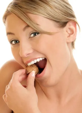 Bezahlbarer Zahnersatz – eine „harte Nuss“?... Bild: Bezahlbarer Zahnersatz – eine „harte Nuss“?...