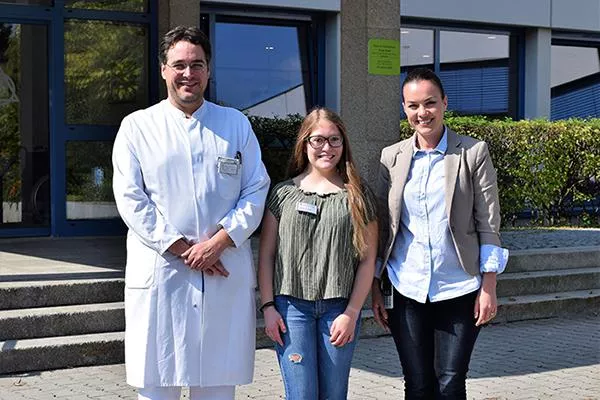 Bild: Eine neue Auszubildende an der Asklepios Klinik Oberviechtach