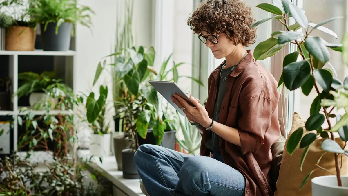 Frau mit Brille ließt am Tablet (© Kreativbetrieb Designagentur)