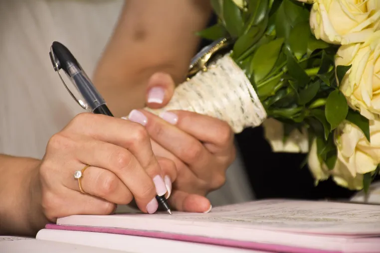 Ehevertrag ja, aber erst nach der Hochzeit! Bild: Ehevertrag ja, aber erst nach der Hochzeit!