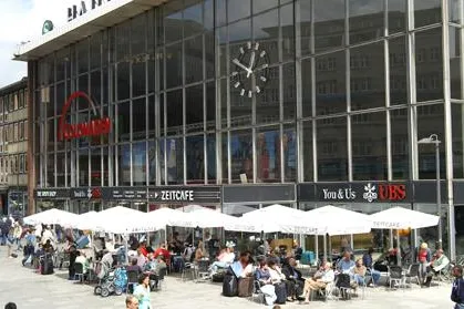 UBS leuchtet jetzt an der „Bahnhofskapelle“ Bild: UBS leuchtet jetzt an der „Bahnhofskapelle“