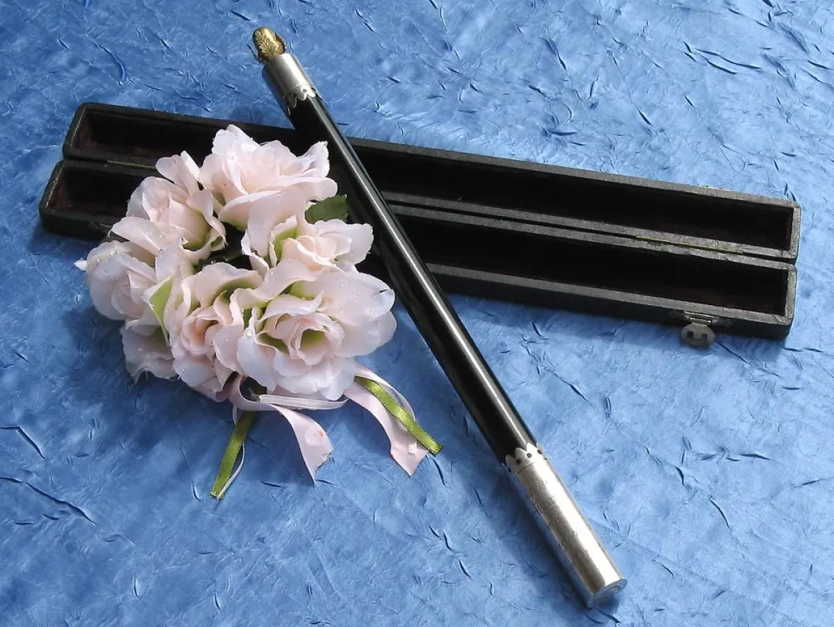 Ein wirklich antikes Schmuckstück: Das Köcheretui für einen Taktstock. Gravur auf dem unteren Silberbeschlag: \