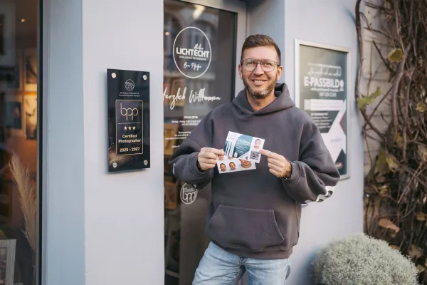 Bild: Ein Lächeln für den Ausweis: Fotostudio Lichtecht startet mit digitalem Passbild-Service im Erzgebirge