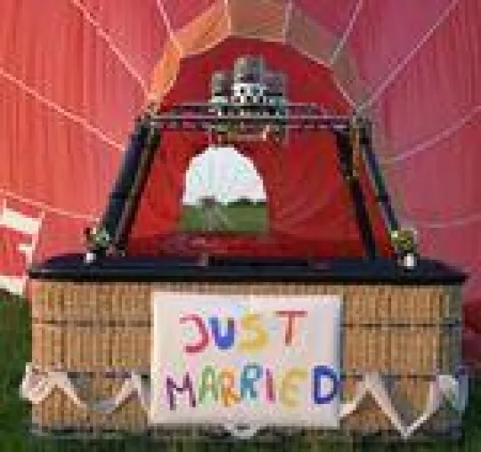 Bild: Hochzeit im Ballon - Außergewöhnlich Heiraten und Ballonfahren auch am Ort des Brautpaars