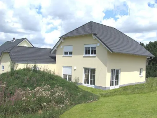 Bild: Erstes Massivhaus in patentierter Bauweise aus Blähton-Wandelementen im Landkreis Fulda fertiggestellt