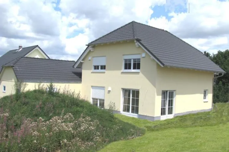 Bild: Erstes Massivhaus in patentierter Bauweise aus Blähton-Wandelementen im Landkreis Fulda fertiggestellt