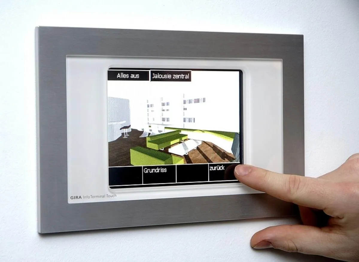 Mit intelligenter Haustechnik können Licht und Rollläden programmiert werden und während der Urlaubszeit Anwesenheit simulieren. Bild: tdx/Gira