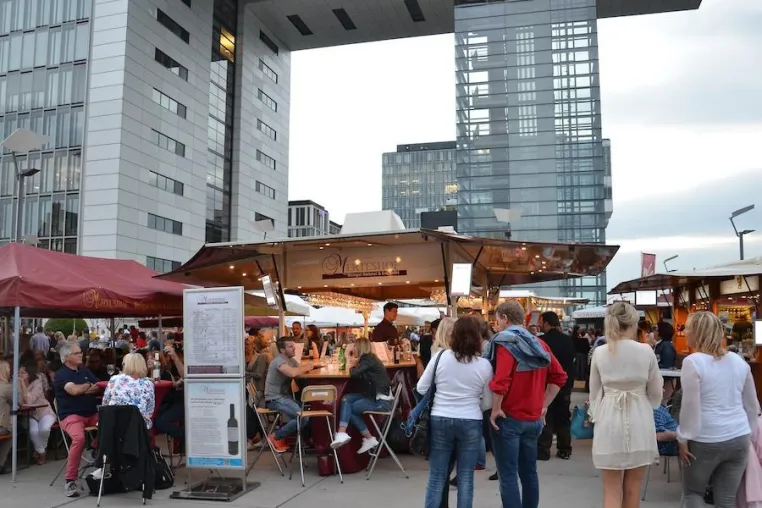 Bild: Guter Wein direkt am Rhein: Jürgen Roters eröffnet am 11. August die 5. Weinwoche im Rheinauhafen Köln 2017