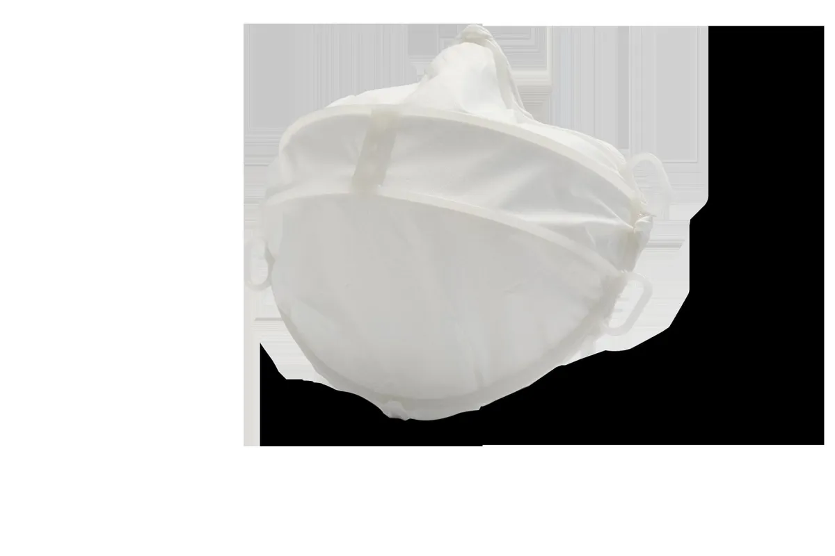 Behelfsmaske TWISTY mit einem Taschentuch bespannt.